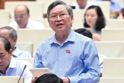 ' Tại sao bộ máy quản lý bao phủ, hàng giả vẫn lọt bệnh viện, trường học? '