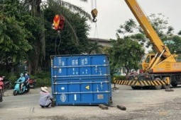 Xe container lật đè gãy đôi xe máy, nam thanh niên thoát chết thần kỳ