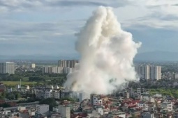 Sau tiếng nổ vang trời, ngôi nhà 4 tầng ở Hà Nội bốc cháy ngùn ngụt