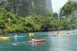 Mùa hè dạo thuyền trên sông Chày ở Phong Nha - Kẻ Bàng