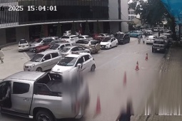 Ô tô bất ngờ lùi cán qua người phụ nữ đi bộ trong bệnh viện ở Hà Nội