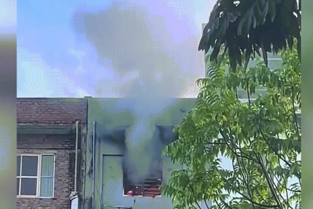 Giây phút tia lửa phụt ra như pháo hoa từ căn nhà cháy làm hai người chết