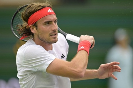 Hấp dẫn tennis ATP & WTA 500: Tsitsipas thay 13 cái vợt, suýt thua sốc đối thủ trẻ người Ý