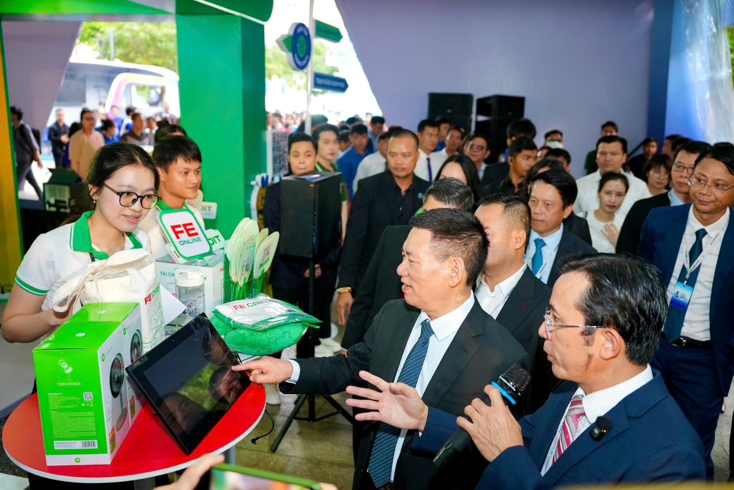 Phó Thủ tướng Chính phủ Hồ Đức Phớc tham quan VPBank Cashless City