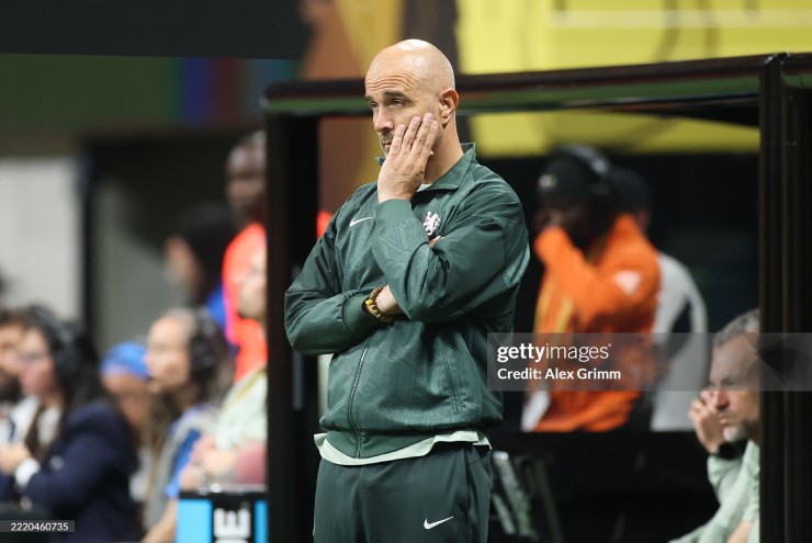 HLV Enzo Maresca nhiều lần trầm tư trong trận đấu