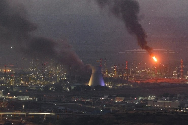 Cơ sở lọc dầu lớn nhất Israel bị trúng tên lửa Iran vào rạng sáng ngày 16/6. Ảnh: AFP.