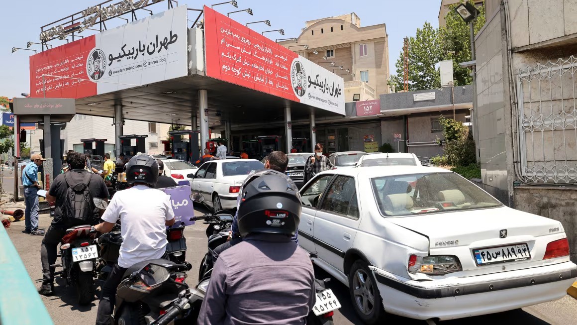 Mọi người đổ xô tới các cây xăng ở Tehran ngày 15/6 để mua. Ảnh: Getty