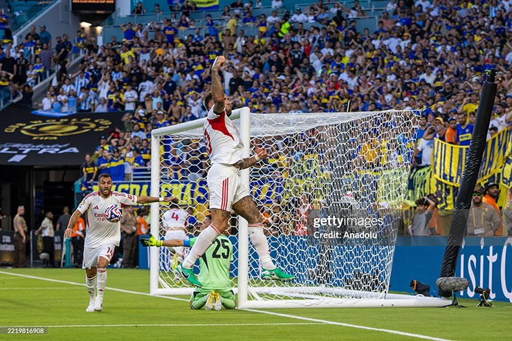 Otamendi ăn mừng bàn thắng trước hàng ngàn CĐV của Boca Juniors