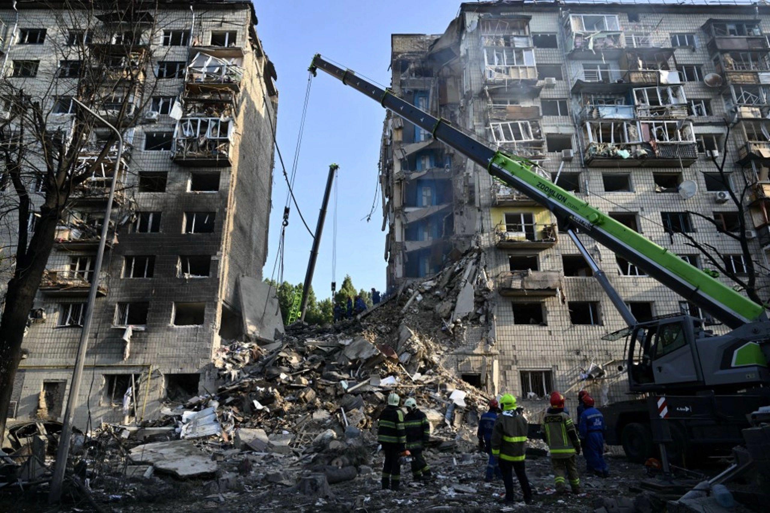 Tòa chung cư bị sập một phần ở Kiev (ảnh: Kyiv Independent)
