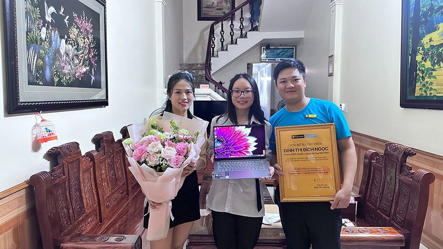 Tặng quà cho tân thủ khoa kỳ thi THPT quốc gia là hoạt động thường niên của Thế Giới Di Động nhằm vinh danh thành tích xuất sắc của các em, đồng thời khích lệ tinh thần của các bạn học sinh khác