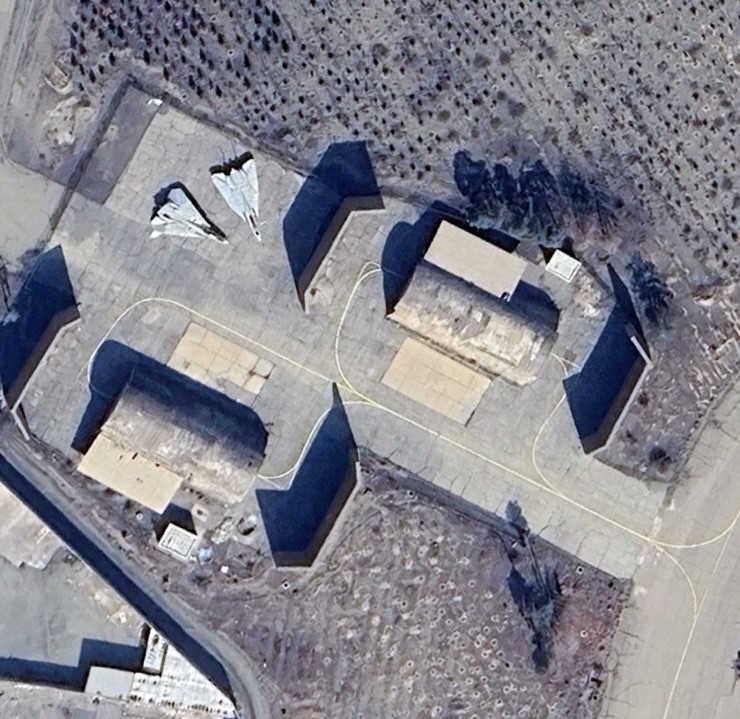 Ảnh chụp vệ tinh vài ngày trước khi hai chiếc F-14 đỗ ngoài trời của Iran bị Israel phá hủy. Ảnh: TWZ.