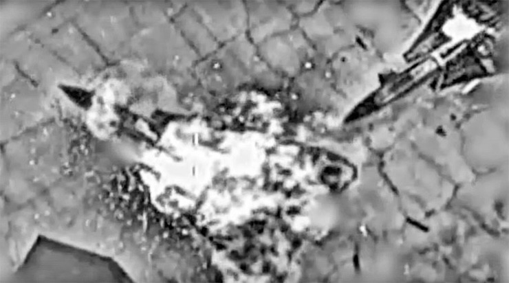 Khoảnh khắc Israel phá hủy chiến đấu cơ Iran đỗ ngoài trời. Ảnh chụp màn hình video.