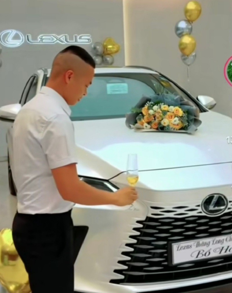 Ảnh tại lễ bàn giao xe Lexus của Hải Sen vào năm 2024. (Ảnh chụp màn hình).