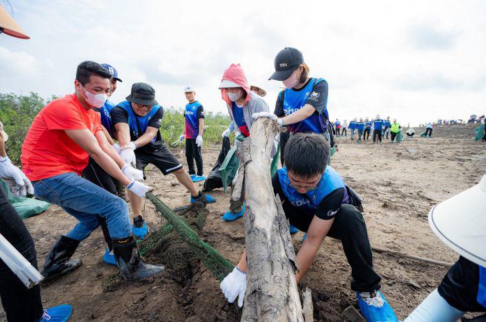 Sự kiện thu hút đông đảo lực lượng từ các đơn vị như Vinschool, Vinmec, Vinpearl, VinFast, Vinhomes, VinCons cùng thể hiện tinh thần trách nhiệm và quyết tâm hành động vì môi trường.