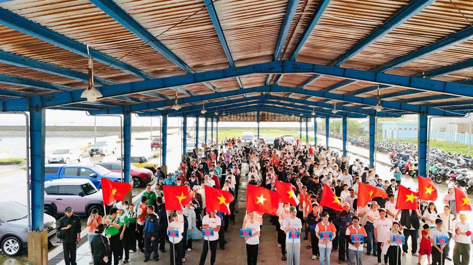 Đông đảo cán bộ nhân viên và tình nguyện viên tập trung tại điểm xuất phát, lắng nghe phổ biến nhiệm vụ và sẵn sàng bước vào hoạt động thu gom rác thải ven biển tại Phú Quốc.