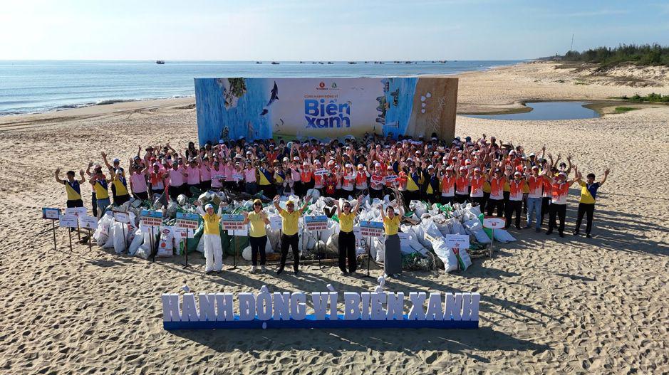 Đội hình ra quân ở Quảng Nam sau khi đã hoàn thành chiến dịch dọn rác. “Chiến dịch hôm nay chỉ là điểm khởi đầu, và từ các địa phương sẽ lan tỏa một tinh thần: sống hài hòa với biển, phát triển từ biển – nhưng không đánh đổi tương lai biển. Đó cũng chính là cách chúng ta cùng hiện thực hóa tầm nhìn của Đảng và Chính phủ về phát triển kinh tế biển bền vững – như đã được khẳng định trong Nghị quyết 36-NQ/TW”, TS. Lê Thái Hà - Giám đốc Điều hành Quỹ Vì tương lai xanh, cho biết.