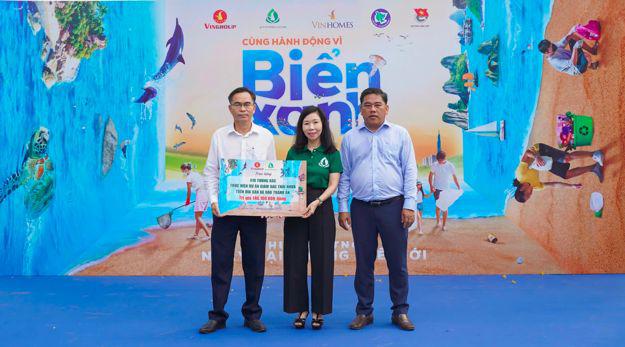 Dịp này, Quỹ vì tương lai xanh trao tặng 410 thùng rác cho xã đảo Thạnh An để thực hiện mô hình “Đưa rác thải sinh hoạt, rác thải nhựa của ngư dân trên biển vào bờ”, góp phần nâng cao ý thức và trách nhiệm của ngư dân trong việc quản lý và xử lý rác thải trên biển, bảo vệ nguồn lợi thủy sản và môi trường biển xanh – sạch – đẹp.