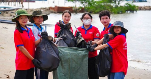 Gần 10.000 người Vingroup và tình nguyện viên ra quân làm sạch bờ biển tại 28 tỉnh, thành phố