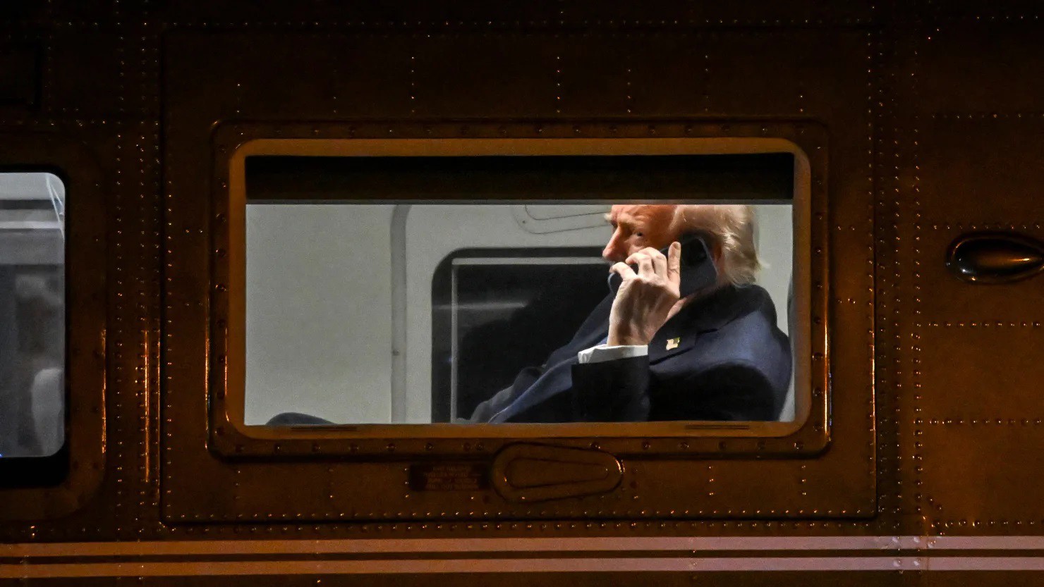 Tổng thống Hoa Kỳ Donald Trump sử dụng điện thoại di động trên trực thăng Marine One