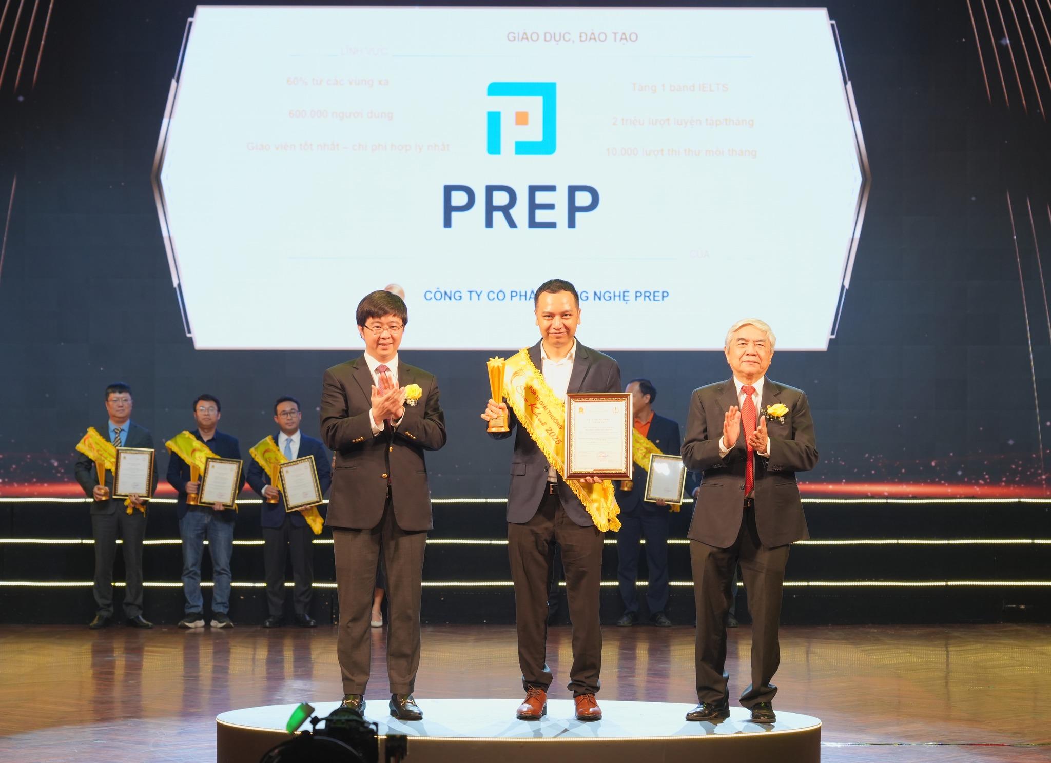 Ông Tú Phạm - CEO &amp; Founder của Prep đại diện nhận giải Sao Khuê 2025