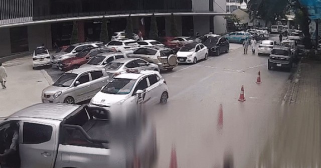 Ô tô bất ngờ lùi cán qua người phụ nữ đi bộ tro...