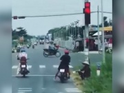 Clip: Dừng đèn đỏ không nổi, thanh niên lao thẳng xe vào vệ cỏ bên đường