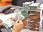 Kinh doanh - Lãi tiết kiệm giảm mạnh, bất ngờ số tiền người dân đem gửi ngân hàng lấy lãi