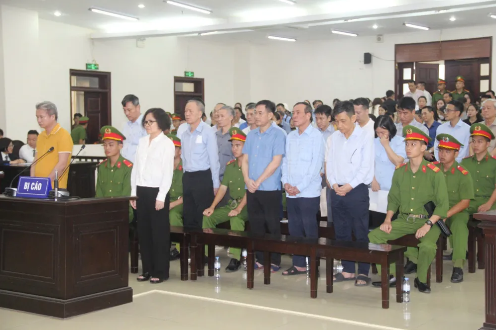 Các bị cáo tại phiên toà phúc thẩm.