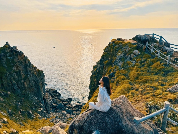 Từ trung tâm thành phố Tuy Hòa, du khách di chuyển theo đường ven biển dài khoảng 35 km về phía Nam. Đoạn đường uốn lượn ôm lấy núi rừng, biển cả và các làng chài nhỏ tạo nên bức tranh phong cảnh tuyệt đẹp. Khi tới chân đèo Cả, biển xanh phía xa hiện ra, cùng ngọn hải đăng Mũi Điện thấp thoáng giữa nền trời. Ảnh Dương Nhật Viên