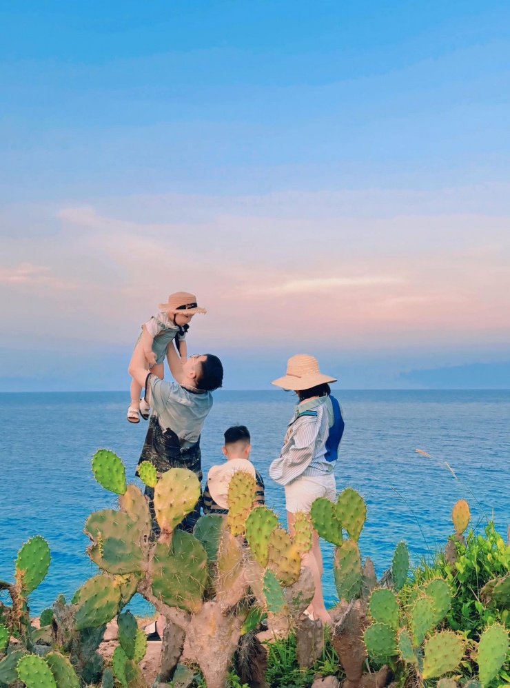 Để có một trải nghiệm “săn” bình minh trọn vẹn tại Mũi Điện, du khách nên lưu ý một số điều quan trọng. Thời điểm lý tưởng để ngắm mặt trời mọc là từ tháng 3 đến tháng 9, khi trời quang mây, ánh sáng ban mai hiện lên rõ nét trên đường chân trời. Do phải di chuyển sớm và vượt qua đoạn dốc ngắn, du khách nên chuẩn bị trang phục phù hợp như giày thể thao, áo khoác nhẹ, mang theo nước uống và đèn pin cầm tay để đảm bảo an toàn. Trong suốt hành trình, cần tuyệt đối không xả rác, không đốt lửa tại khu vực đỉnh đá hoặc gần hải đăng để bảo vệ cảnh quan tự nhiên. Đặc biệt, nên tránh leo ra các rìa đá sát biển vào lúc trời còn tối hoặc khi sóng lớn để đảm bảo an toàn tuyệt đối. Ảnh Đỗ Quốc Việt