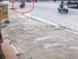 [CLIP] Đi bộ giữa đường, người đàn ông bị xe tông nằm bất động