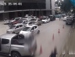 Ô tô bất ngờ lùi cán qua người phụ nữ đi bộ trong bệnh viện ở Hà Nội