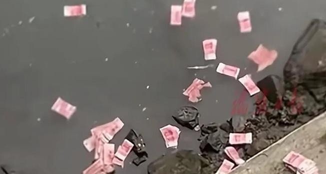Tiền rơi đầy mặt sông, thanh niên xuống vớt 2 túi to và sự thật gây ngỡ ngàng - 1