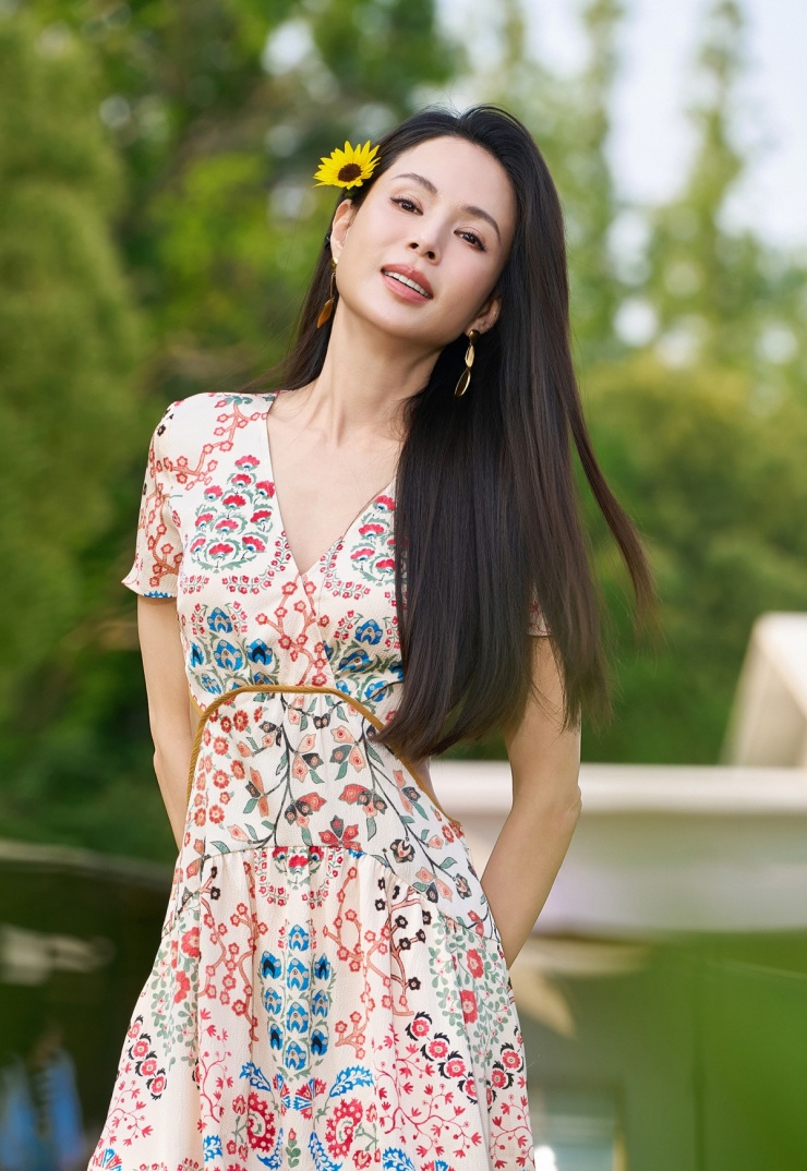 Diễn viên diện váy hoa, làm điệu khi đi chơi cuối tuần.