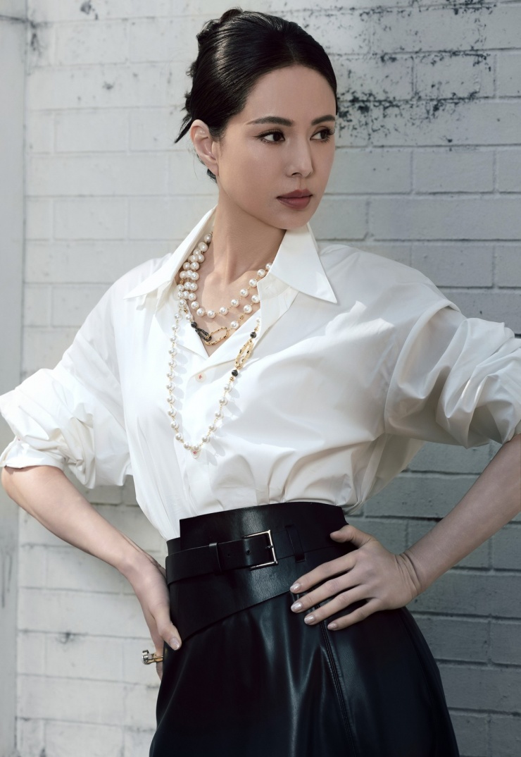 Người đẹp gia nhập làng giải trí năm 1990, nổi tiếng với vai Tiểu Long Nữ trong Thần điêu đại hiệp 1995. Cô còn được đánh giá tích cực diễn xuất qua Thiên Long Bát Bộ, Dương Môn nữ tướng, Võ Đang... Những năm gần đây cô đóng phim ngắn, livestream bán hàng, làm blogger lĩnh vực lối sống, làm đẹp.
