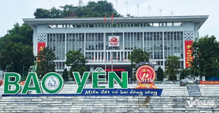 Khối nhà làm việc của Huyện ủy, HĐND, UBND huyện Bảo Yên. Ảnh: XĐ