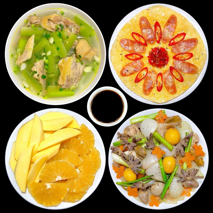 Mâm cơm ngon mỗi ngày với canh gà nấu mướp thanh mát, trứng chiên xúc xích siêu bắt mắt, lòng gà xào trứng non đậm đà và trái cây mát lạnh — bữa cơm gia đình đầy sắc màu và dinh dưỡng.