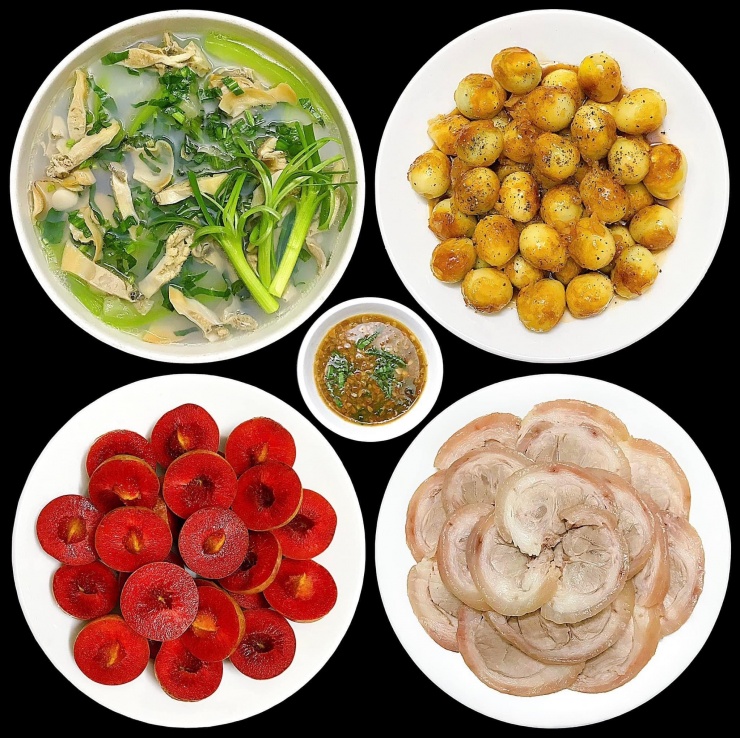 Mâm cơm gia đình đơn giản mà hấp dẫn với các món dân dã như canh mướp nấu gà, khoai tây bi chiên giòn, thịt luộc thái lát ăn kèm mắm tỏi gừng, tráng miệng bằng mận hậu đỏ mọng — lựa chọn tuyệt vời cho bữa tối đủ chất và ngon miệng.
