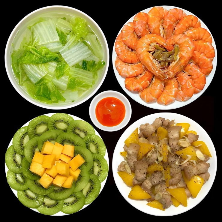Gợi ý mâm cơm đơn giản mà tinh tế với món tôm hấp ngọt thịt, rau củ thanh mát, thịt xào đậm vị và hoa quả tươi – lựa chọn lý tưởng cho bữa cơm gia đình ngon, đủ chất mỗi ngày.