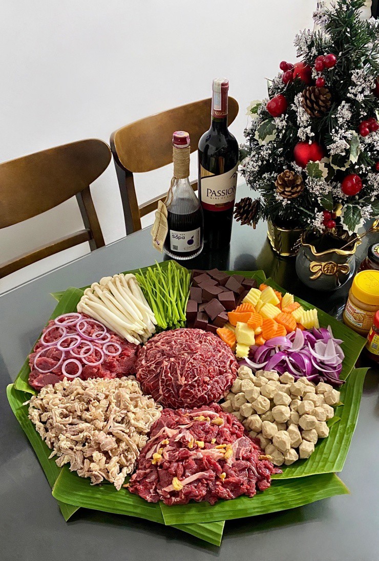 Gợi ý mâm lẩu bò thập cẩm đẹp mắt cho dịp cuối tuần: đầy đủ từ gầu bò, tim gan, viên bò, nấm kim châm đến rau củ sắc màu – chỉ cần thêm nồi nước lẩu là có ngay bữa ăn quây quần, ấm áp.