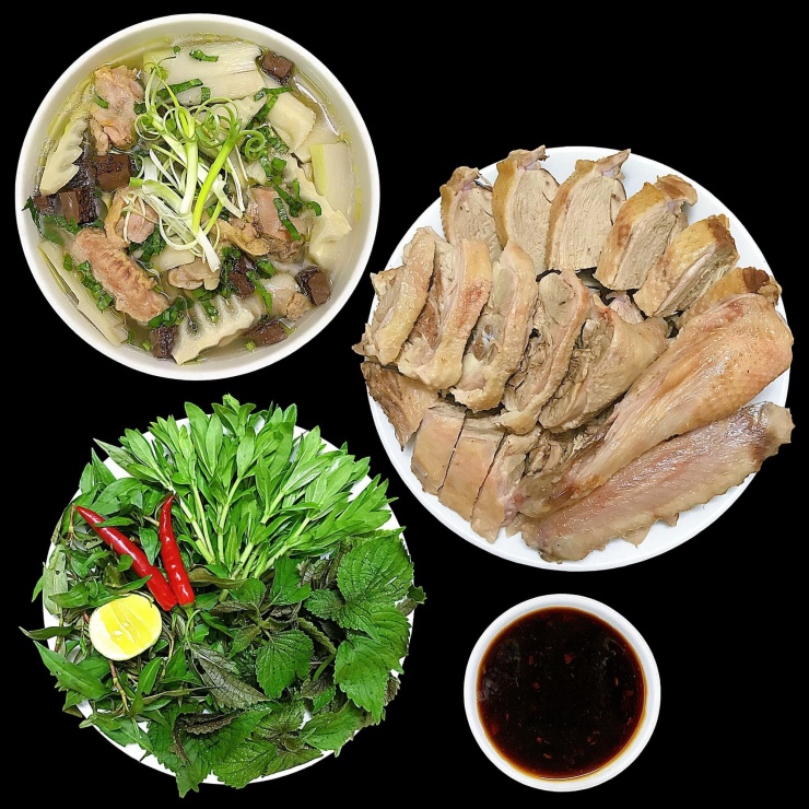 Mâm cơm gia đình với vịt luộc, canh măng tiết và rau sống – lựa chọn đơn giản nhưng đưa cơm, đậm chất truyền thống, rất hợp cho bữa tối cuối tuần.