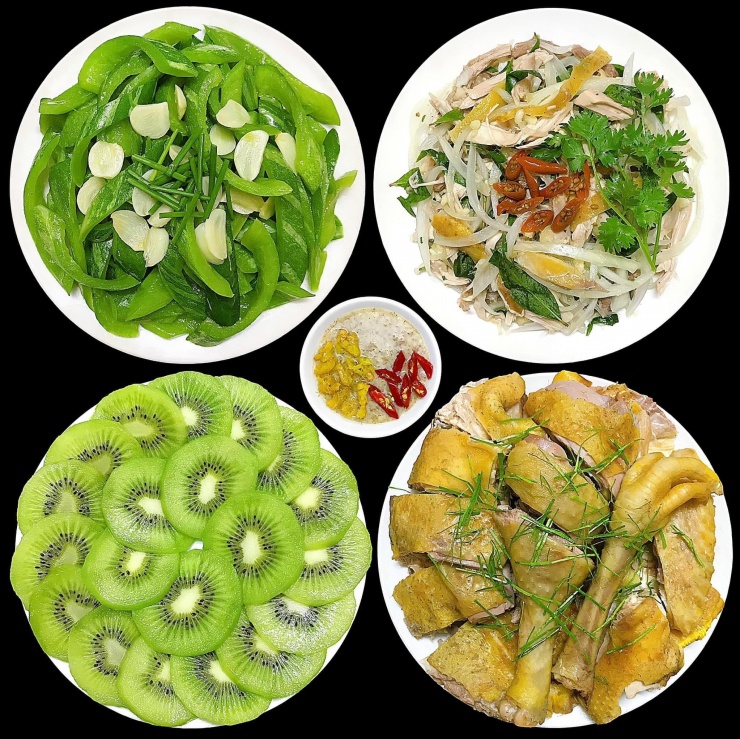Mâm cơm gia đình với gà luộc, nộm gà xé phay, mướp xanh xào tỏi, chấm muối tiêu chanh và tráng miệng kiwi tươi mát – lựa chọn nhẹ nhàng cho ngày nắng nóng.