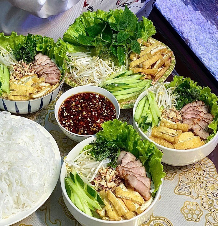 Bữa ăn "chơi Tết tại gia" đúng nghĩa với bún đậu mắm tôm cực chất lượng, đủ vị mặn – chua – cay – ngọt, vừa nhìn đã thấy cuốn. Không ra hàng quán mà vẫn được thưởng thức đúng chuẩn vị Bắc giữa lòng thành phố.