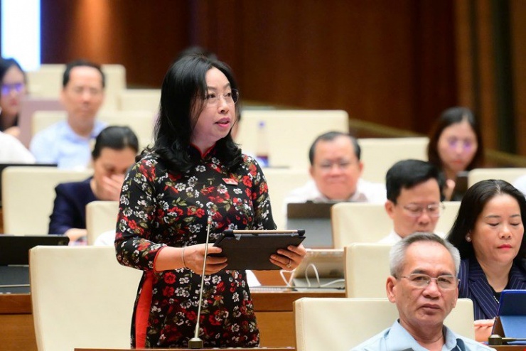  ĐBQH Thái Thu  Xương thảo luận tại hội trường.  