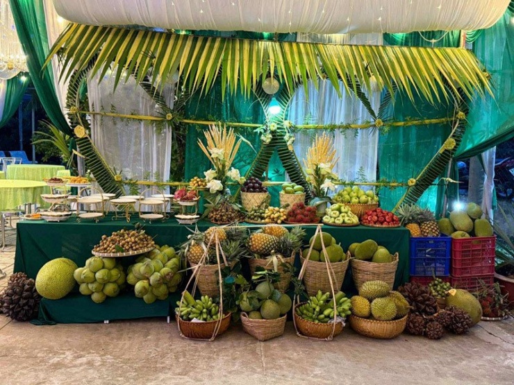 Cô dâu miền Tây được tặng 6 tạ trái cây, khách ăn no còn được gói mang về - 1
