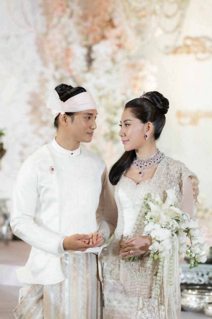 Trước đó, vợ chồng cử hành nghi thức thành hôn theo phong cách truyền thống Myanmar. Paing Takhon 29 tuổi, là diễn viên, người mẫu, ca sĩ nổi tiếng. Năm 2019, anh vào danh sách "10 diễn viên hàng đầu" do The Myanmar Times bình chọn. Paing Takhon dẫn đầu top 100 gương mặt đẹp trai nhất thế giới của TC Candler năm 2021.