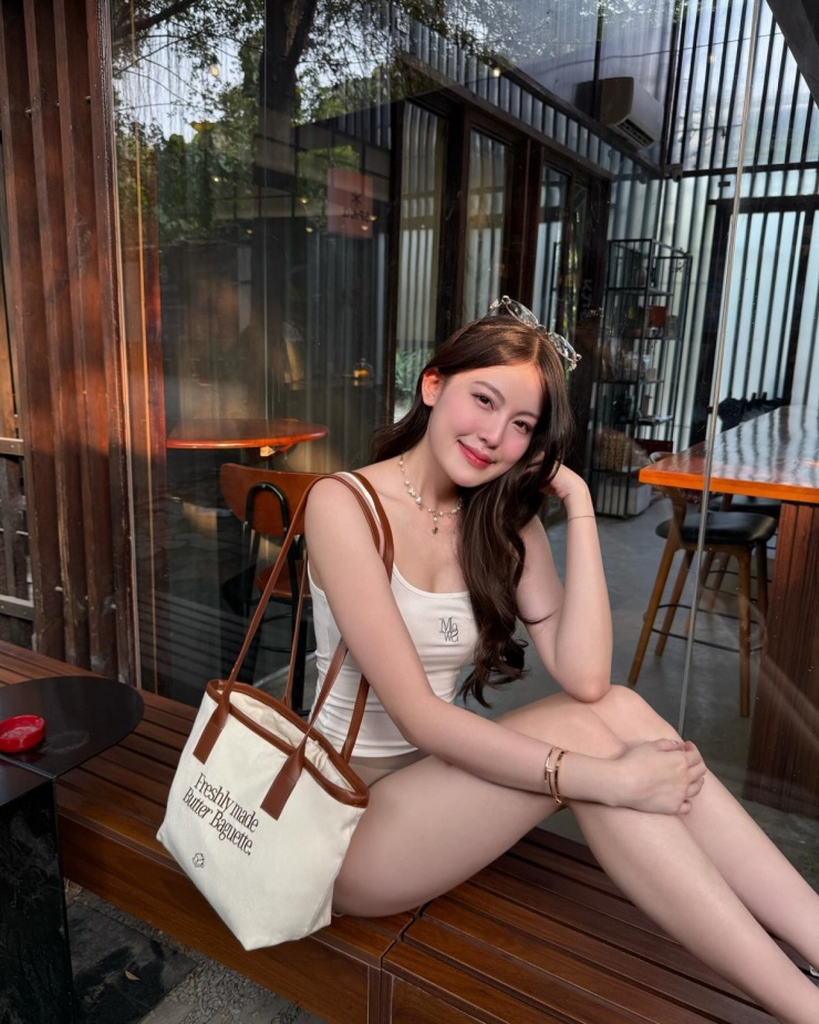 Bạn gái Hieuthuhai tôn đôi chân thon dài cùng quần shorts. Góc chụp cùng trang phục màu nude từng khiến cô gây hiểu lầm.