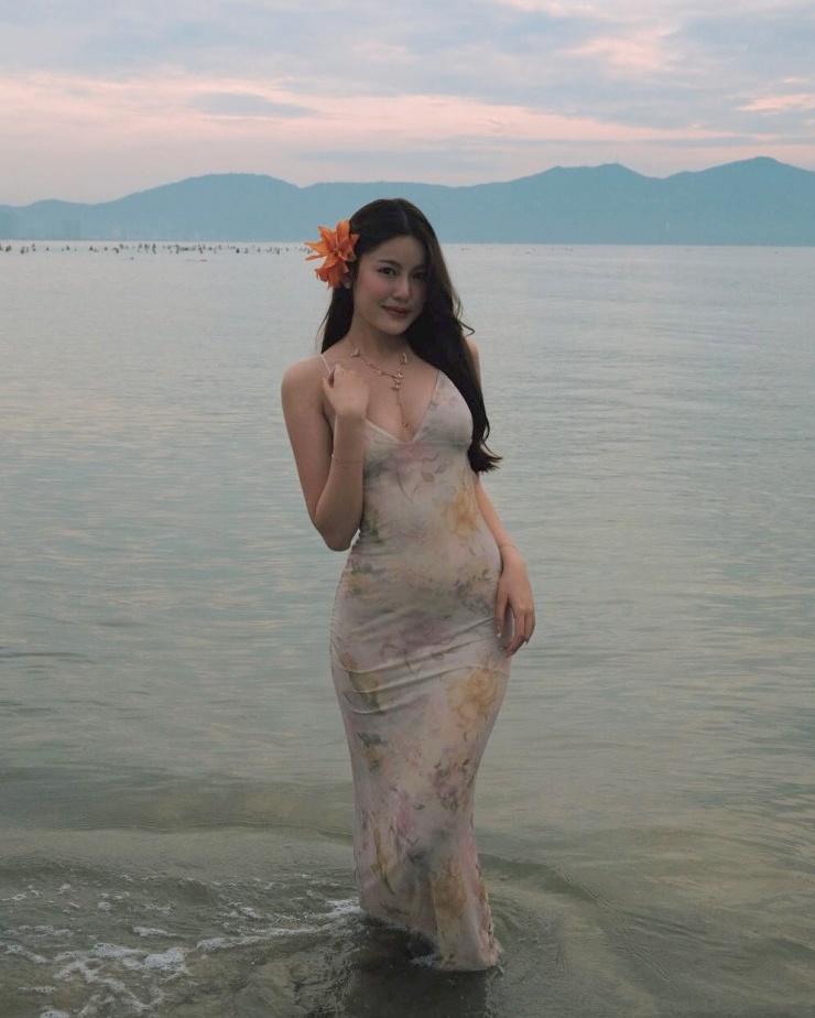 Nhân chuyến nghỉ dưỡng mới đây, mỹ nhân 22 tuổi tôn đường cong 'vòng nào ra vòng nấy' với váy bodycon mỏng manh. Nhiều khán giả soi các dấu hiệu, cho rằng cô đi nghỉ với bạn trai.