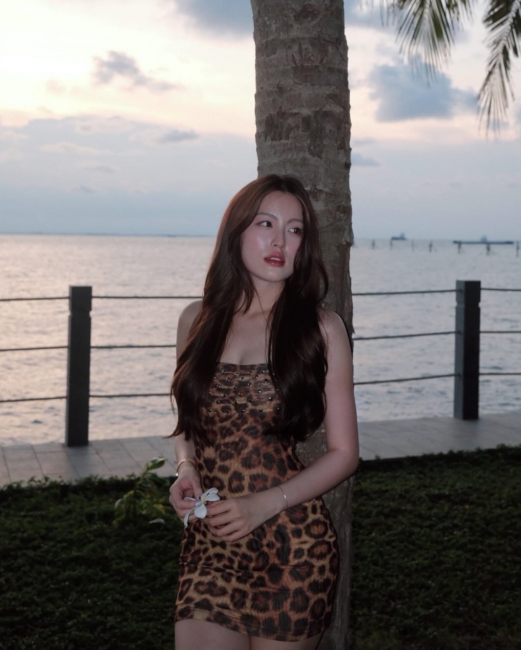 Bạn gái Hieuthuhai thường xuyên khoe ảnh trong những chuyến du lịch ở biển. Trang phục bó sát tôn body được Tăng Mỹ Hàn chăm chưng diện.