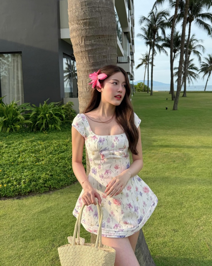 Người đẹp khoe vóc dáng qua mẫu đầm cổ vuông cúp ngực, siết chặt vòng eo.